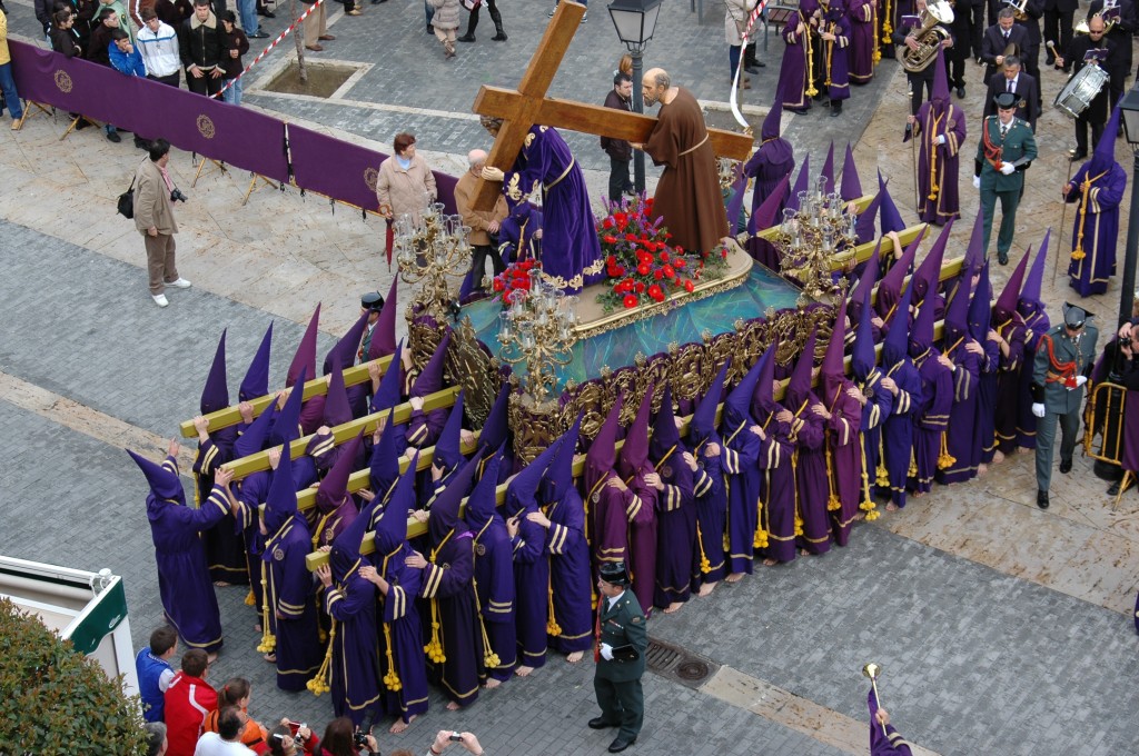 NUESTRO PADRE JESÚS NAZARENOS CON EL CIRINEO DURANTE LA PROCESIÓN DE LOS PASOS